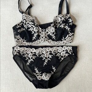 NWOT! Wacoal Black and White Floral Embroidered Bra Intimates